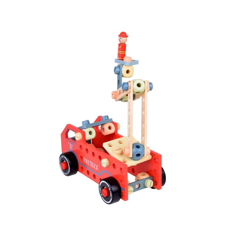 różnorodne części zestawu konstrukcyjnego rozłożone na białym tle