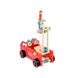 różnorodne części zestawu konstrukcyjnego rozłożone na białym tle