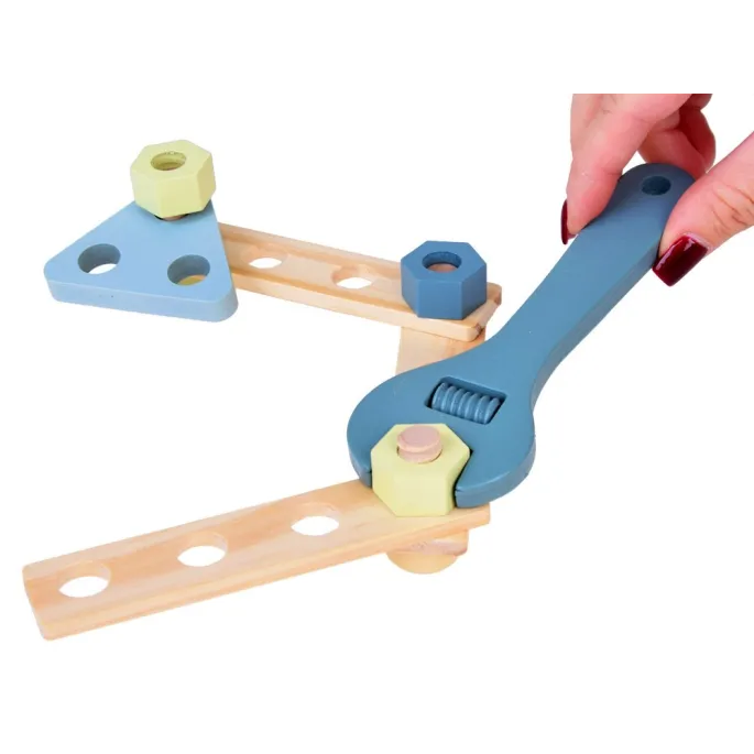 zabawa z drewnianymi klockami rozwijająca kreatywność dziecka