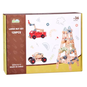 detal drewnianej nakrętki na śrubie montowanej przez dziecko