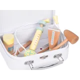 elementy zestawu lekarskiego ułożone na blacie obok walizki