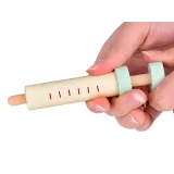 strzykawka i termometr z kompletu apteczki dziecięcej