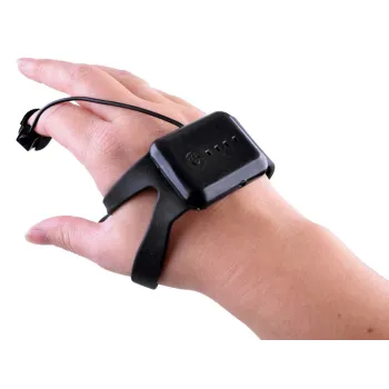 Zbliżenie na opaskę sterującą drona RC0573 na dłoni