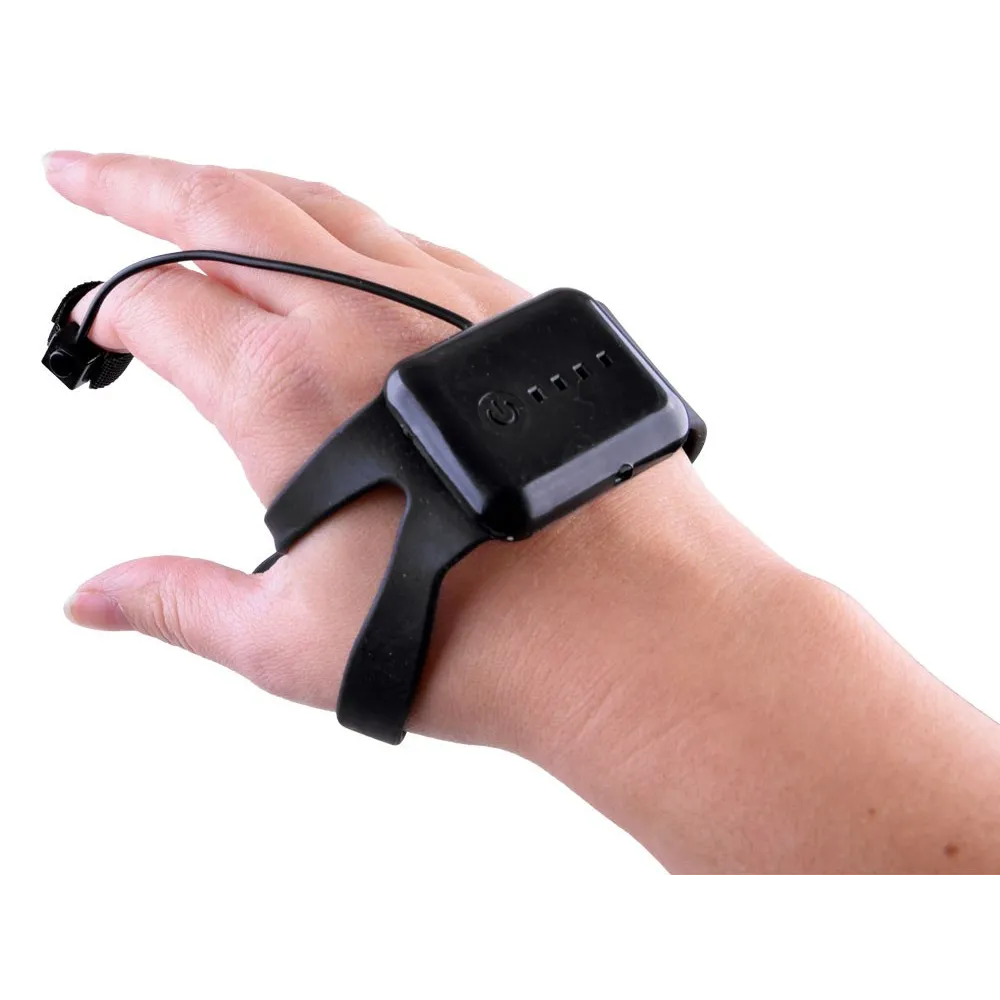 Zbliżenie na opaskę sterującą drona RC0573 na dłoni