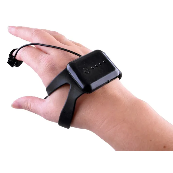 Zbliżenie na opaskę sterującą drona RC0573 na dłoni