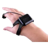 Zbliżenie na opaskę sterującą drona RC0573 na dłoni