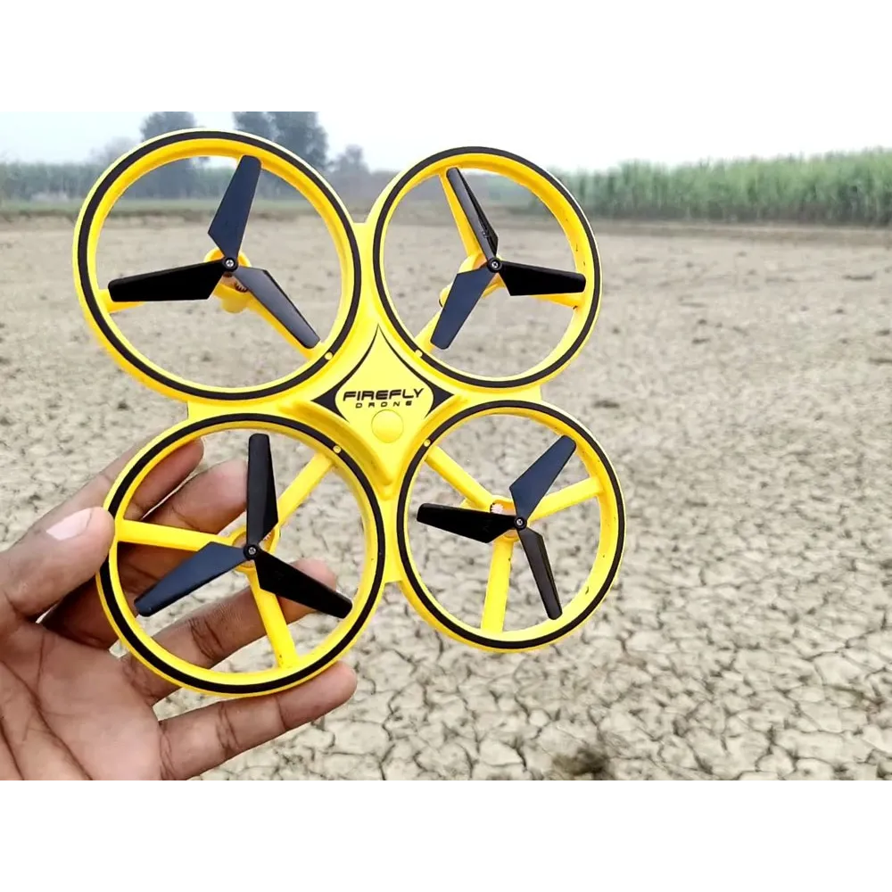 Zestaw: dron, opaska i akcesoria ułożone na płasko