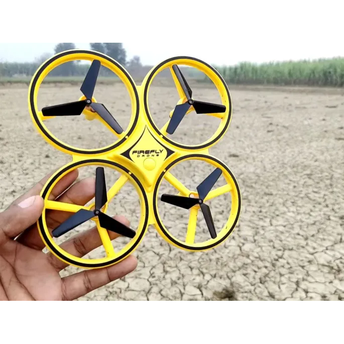 Zestaw: dron, opaska i akcesoria ułożone na płasko