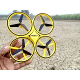 Zestaw: dron, opaska i akcesoria ułożone na płasko