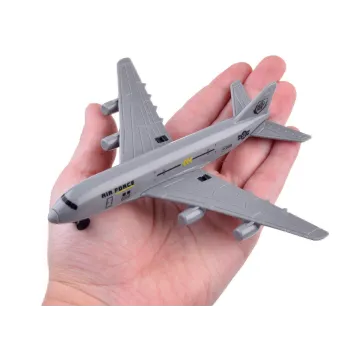 wojskowy samolot z otwieraną kabiną i rampą na tle bazy