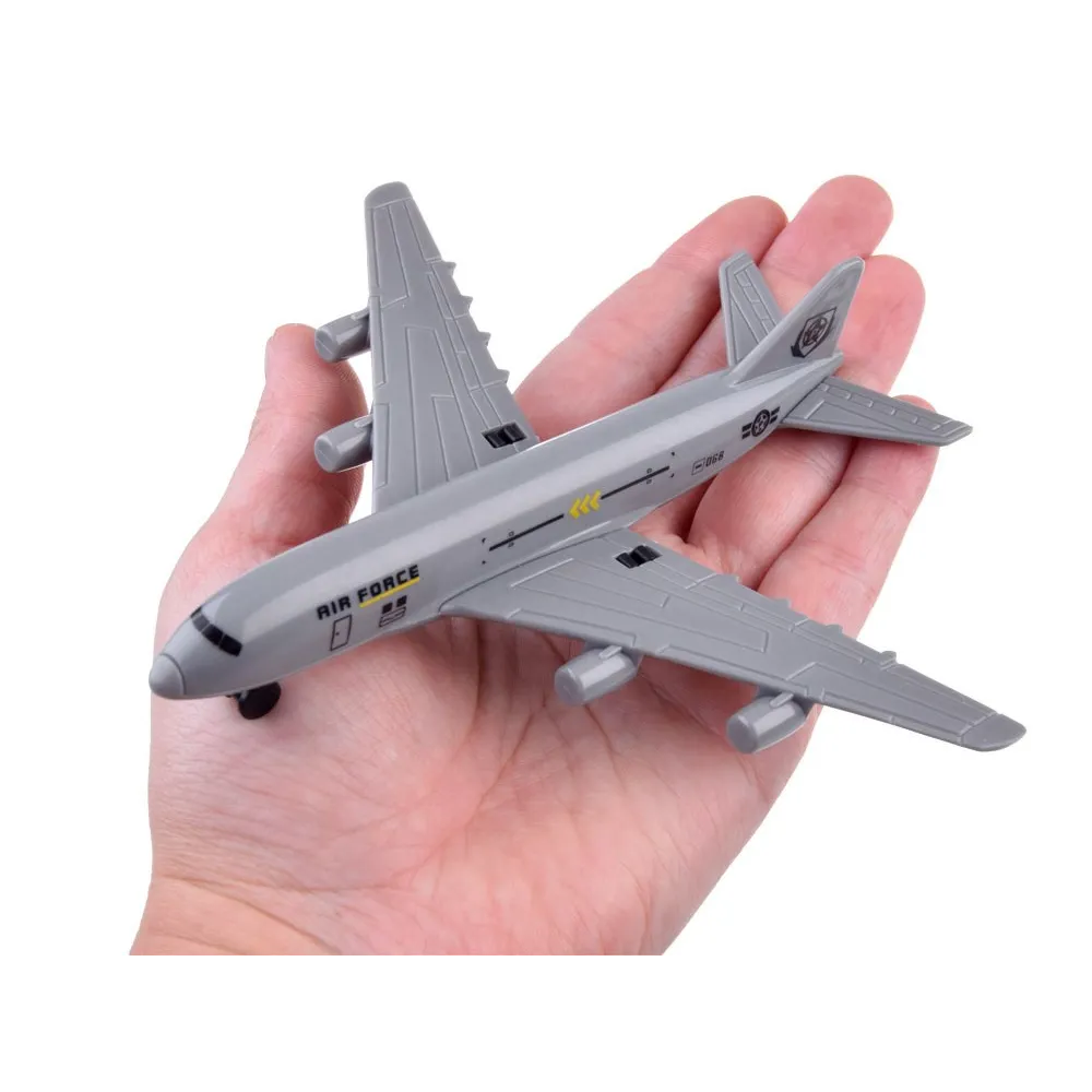 wojskowy samolot z otwieraną kabiną i rampą na tle bazy