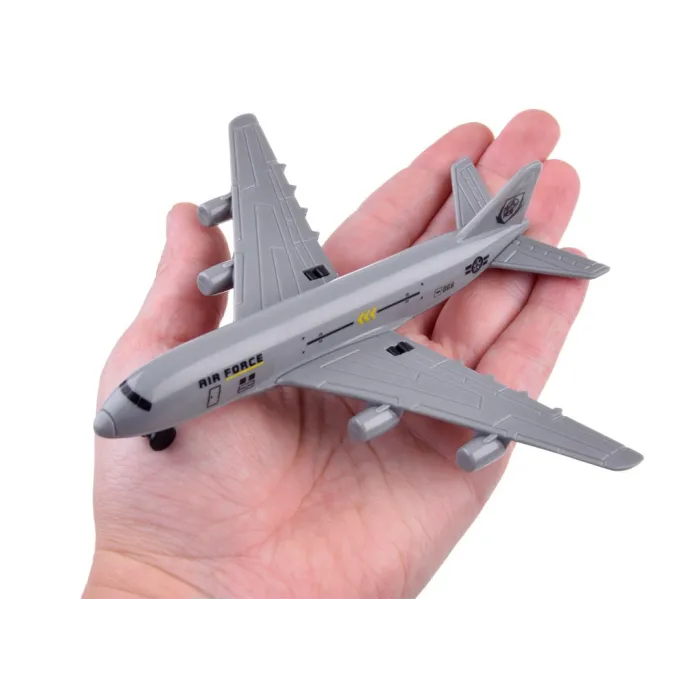 wojskowy samolot z otwieraną kabiną i rampą na tle bazy