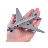 wojskowy samolot z otwieraną kabiną i rampą na tle bazy