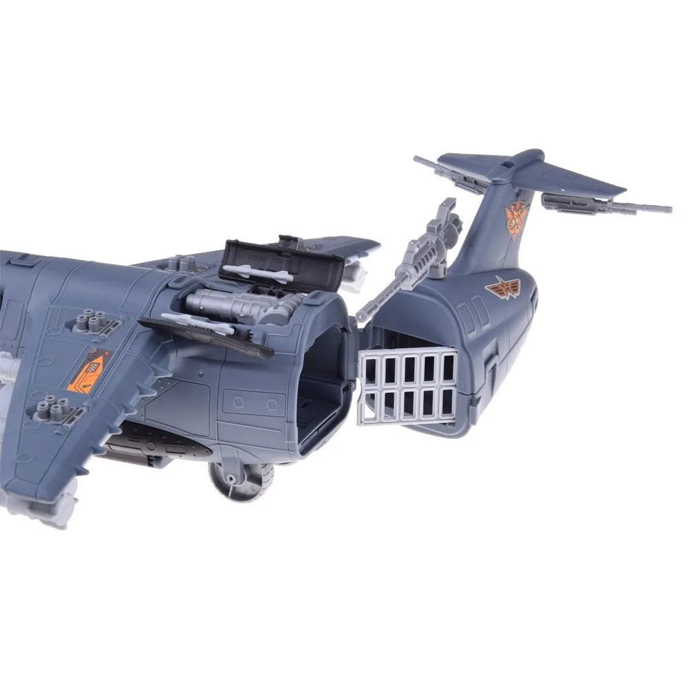 komplet wojskowych pojazdów przy hangarze lotniska