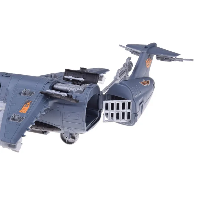 komplet wojskowych pojazdów przy hangarze lotniska