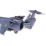 komplet wojskowych pojazdów przy hangarze lotniska