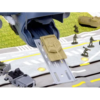 zestaw trzech samolotów bojowych ułożonych na macie