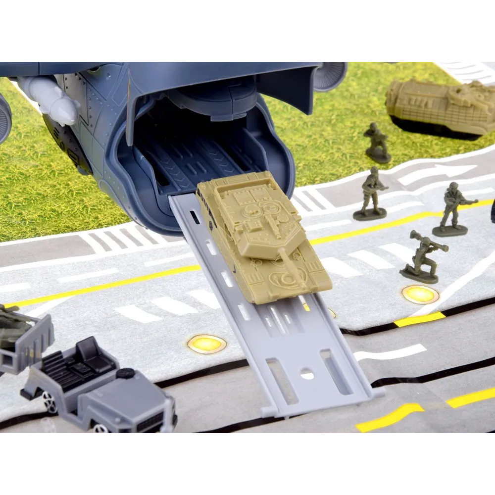 zestaw trzech samolotów bojowych ułożonych na macie