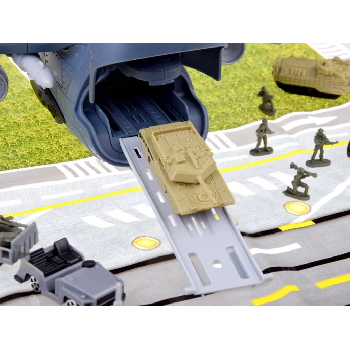 zestaw trzech samolotów bojowych ułożonych na macie