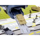 zestaw trzech samolotów bojowych ułożonych na macie