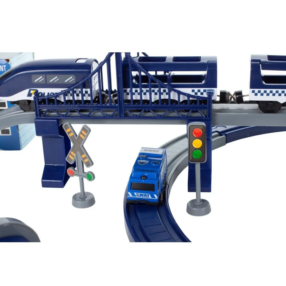 budynek komisariatu i znaki drogowe jako elementy zestawu kolejki