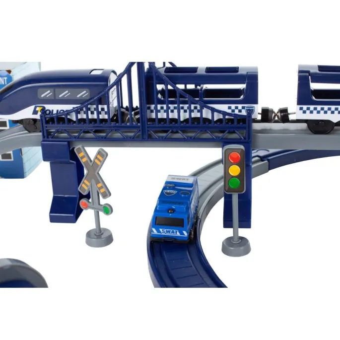 budynek komisariatu i znaki drogowe jako elementy zestawu kolejki