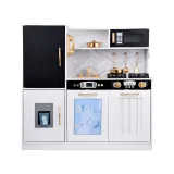 dół kuchni z otwartym piekarnikiem prezentującym wnętrze