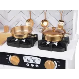 kuchnia dziecięca z czarnymi i złotymi detalami, stojąca w pokoju