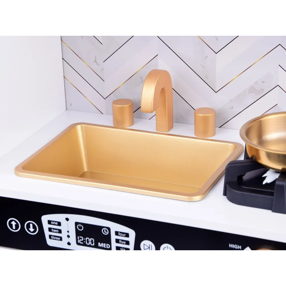 akcesoria kuchenne: garnek, rondel, pokrywka na półce kuchni