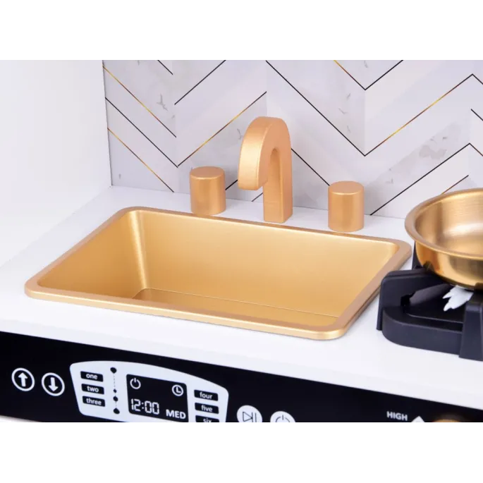 akcesoria kuchenne: garnek, rondel, pokrywka na półce kuchni