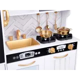 dekoracyjna ściana kuchni w stylu glamour z tablicą do pisania