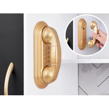 widok na zlew i złote kraniki w drewnianej kuchni dziecięcej