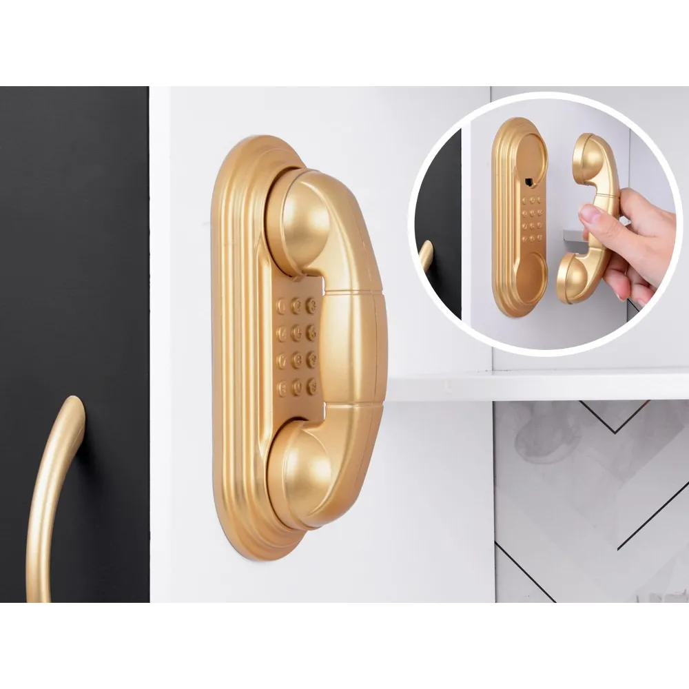 widok na zlew i złote kraniki w drewnianej kuchni dziecięcej