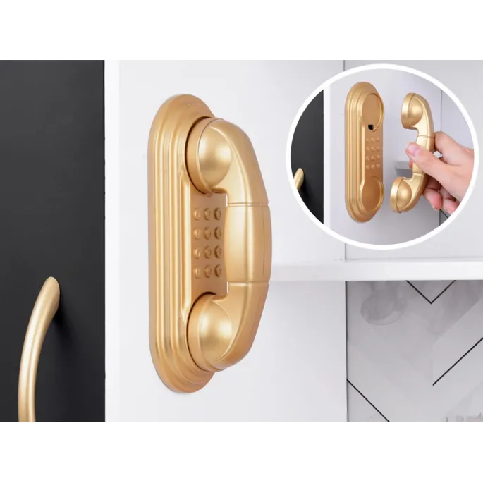 widok na zlew i złote kraniki w drewnianej kuchni dziecięcej