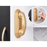 widok na zlew i złote kraniki w drewnianej kuchni dziecięcej