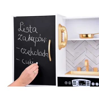 retro telefon zawieszony na lodówce kuchni dla dzieci