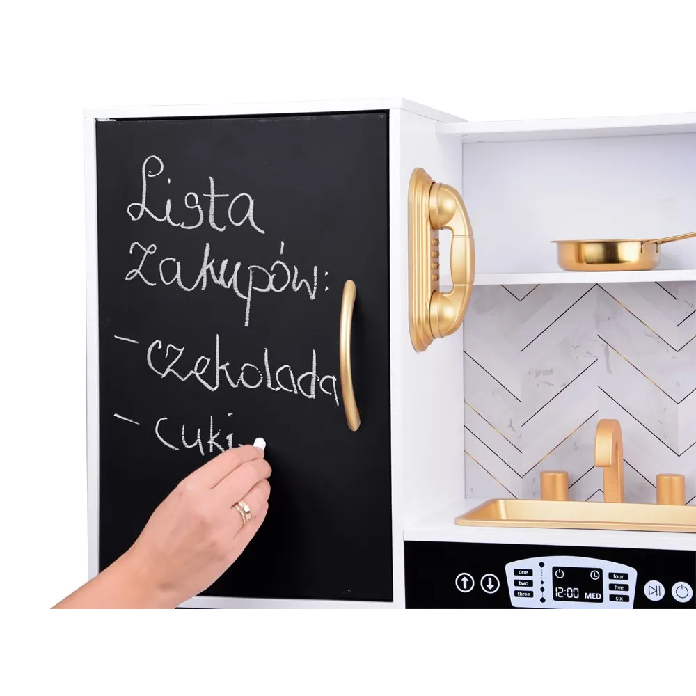 retro telefon zawieszony na lodówce kuchni dla dzieci