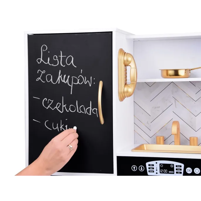 retro telefon zawieszony na lodówce kuchni dla dzieci