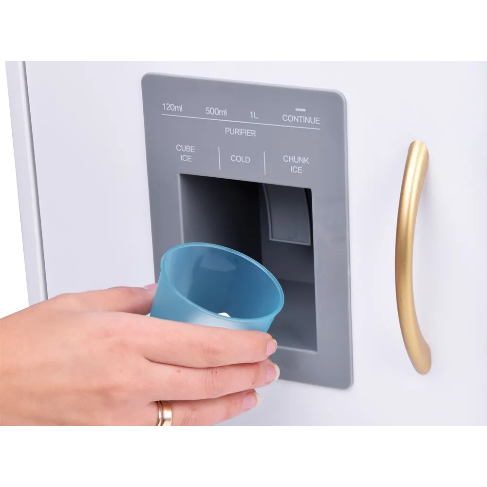 komplet naczyń i kolorowej kredy dołączony do kuchni drewnianej