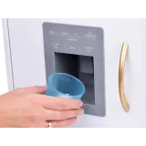 komplet naczyń i kolorowej kredy dołączony do kuchni drewnianej