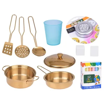 pojemny złoty zlew w dziecięcej kuchni do zabawy