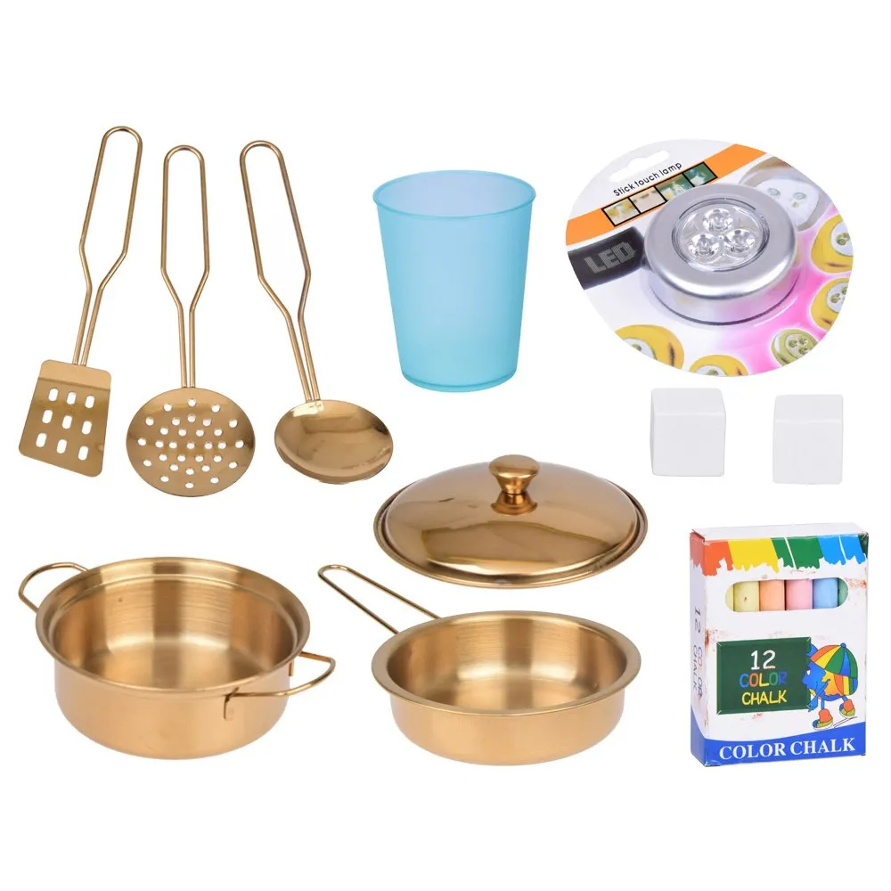 pojemny złoty zlew w dziecięcej kuchni do zabawy