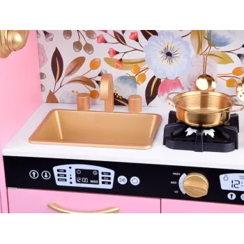 komplet drewnianych akcesoriów kuchennych przy kuchni