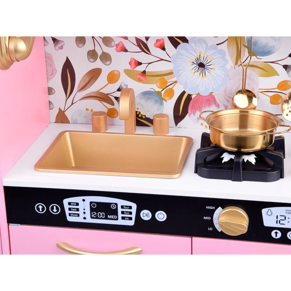 komplet drewnianych akcesoriów kuchennych przy kuchni