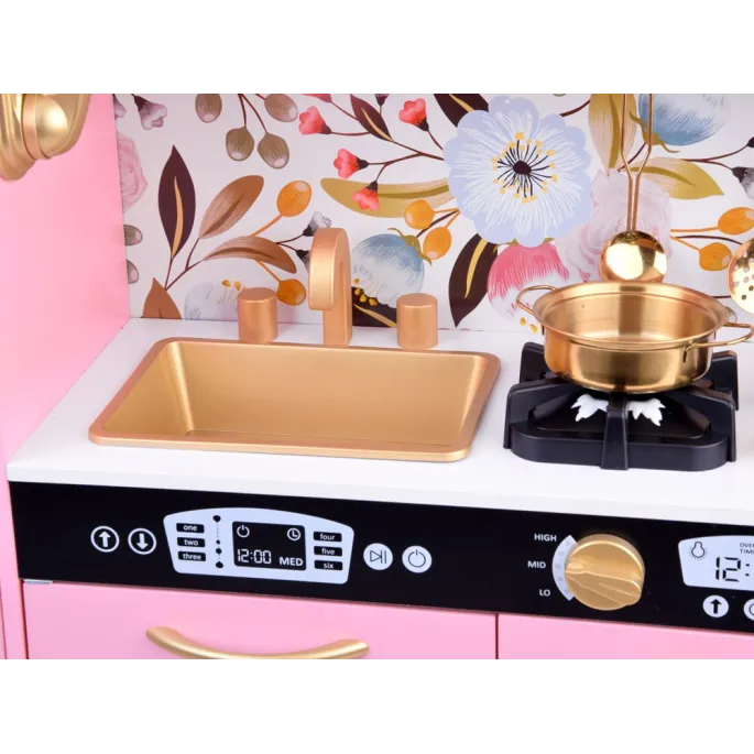 komplet drewnianych akcesoriów kuchennych przy kuchni