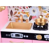 komplet drewnianych akcesoriów kuchennych przy kuchni