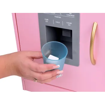 retro telefon zawieszony na drzwiach lodówki w kuchni