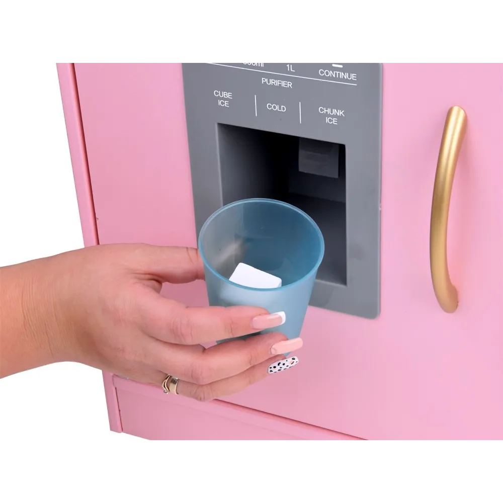 retro telefon zawieszony na drzwiach lodówki w kuchni