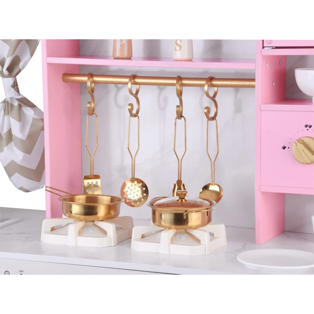 Zestaw akcesoriów: rondel, patelnia, filiżanki i talerzyki przy kuchni