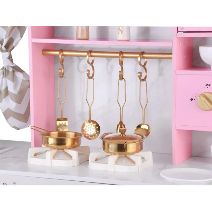 Zestaw akcesoriów: rondel, patelnia, filiżanki i talerzyki przy kuchni